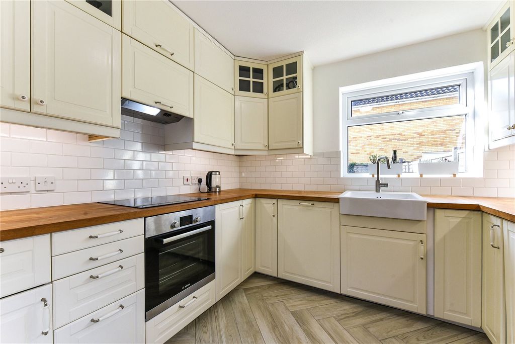 Property photo 3 of 19 Kitchen