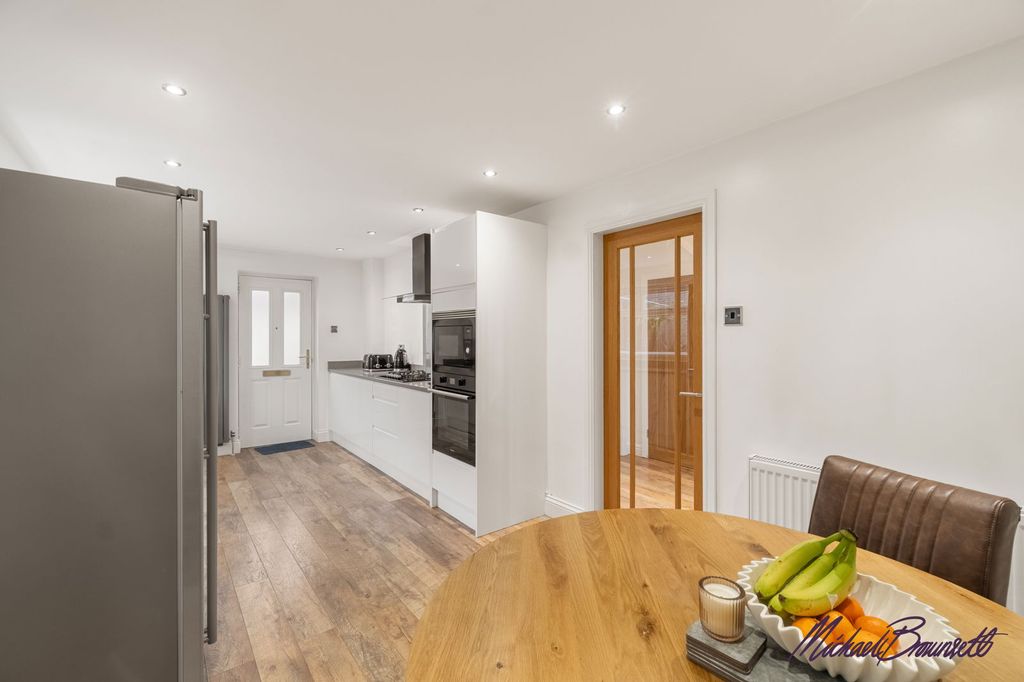 Property photo 3 of 28