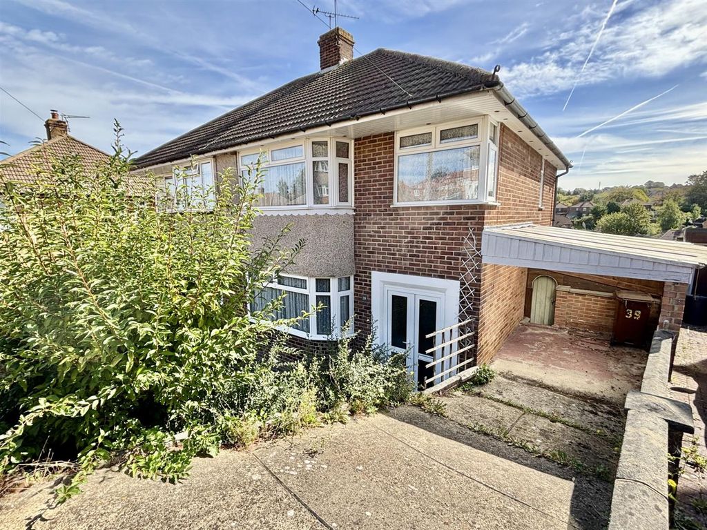 Property photo 1 of 15 Nickleby Close
