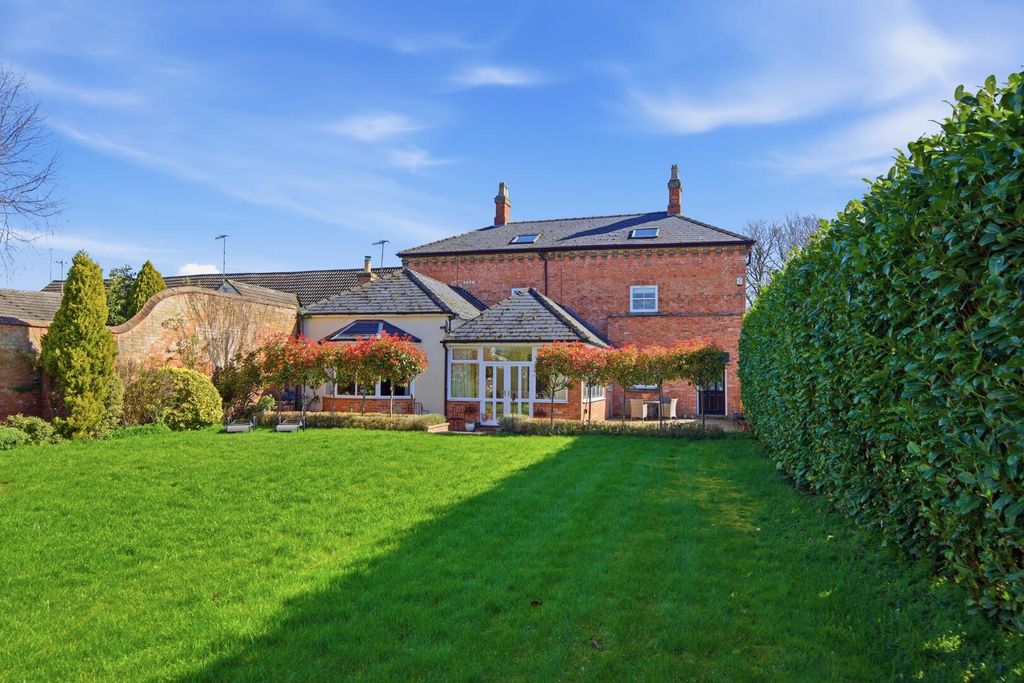Property photo 1 of 39 Rear Garden