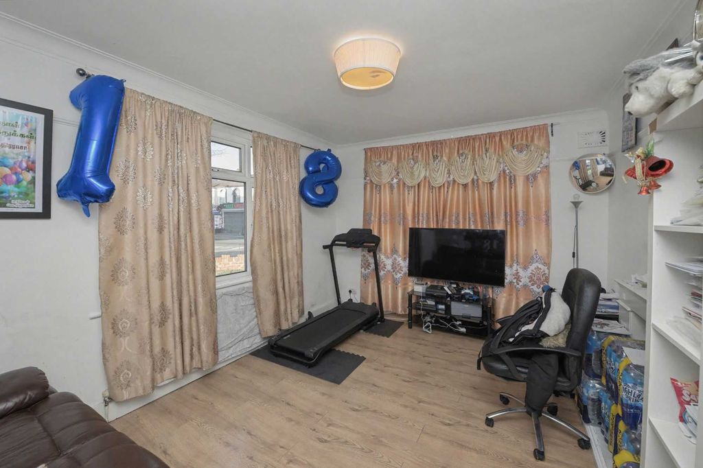 Property photo 2 of 11 Flat 1 Selhurst New Court, Selhurst New Road, Norwood, London Se25 5Pt