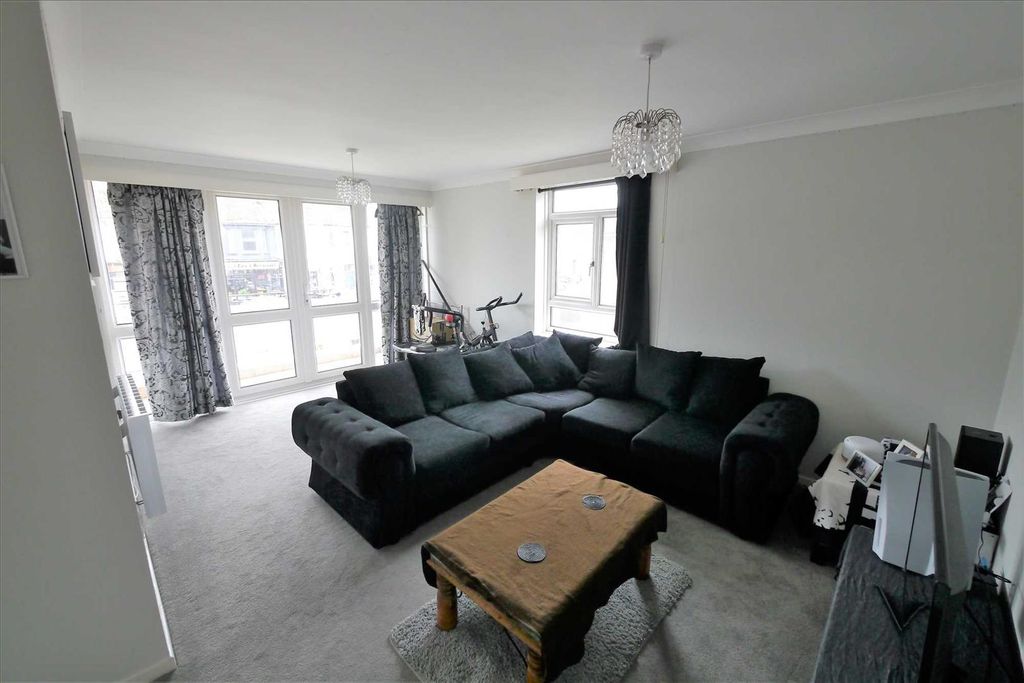 Property photo 3 of 12 Lounge