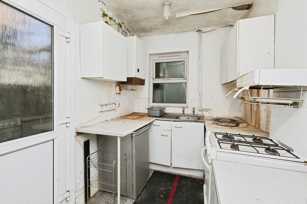 Property photo 3 of 10 Kitchen