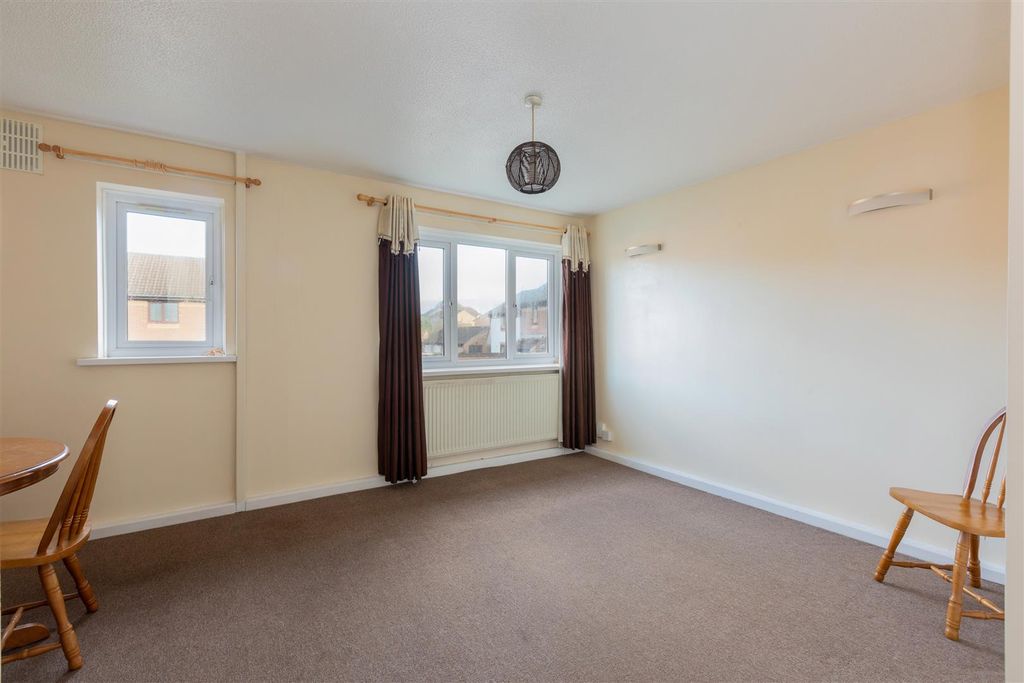 Property photo 3 of 8 16 Hardy Close-04.Jpg