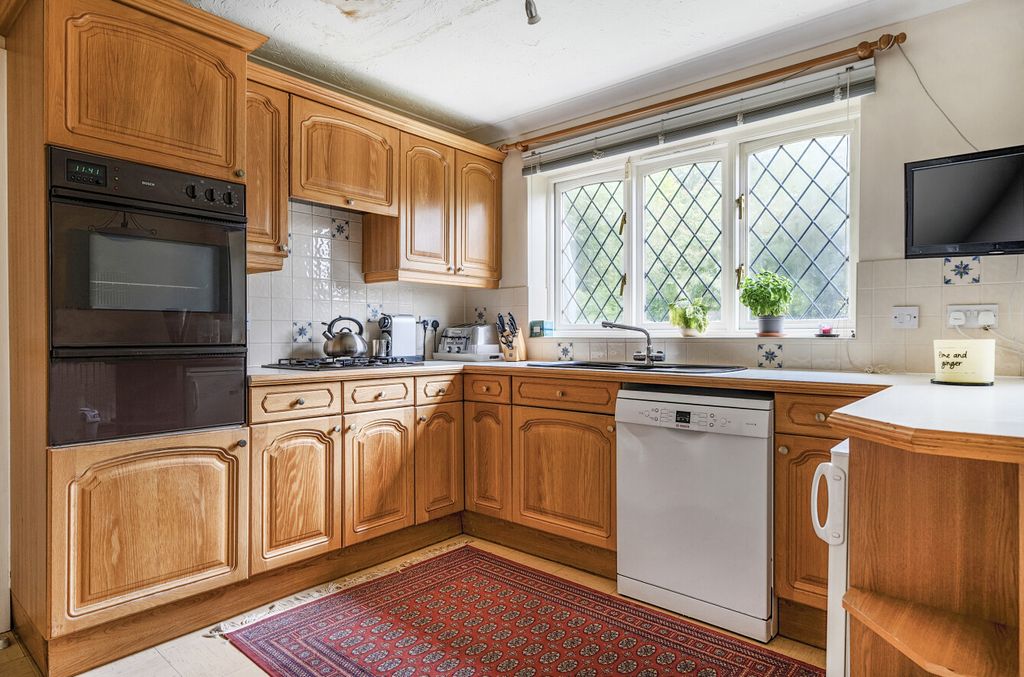 Property photo 2 of 9 1350271-15-68c7F6...