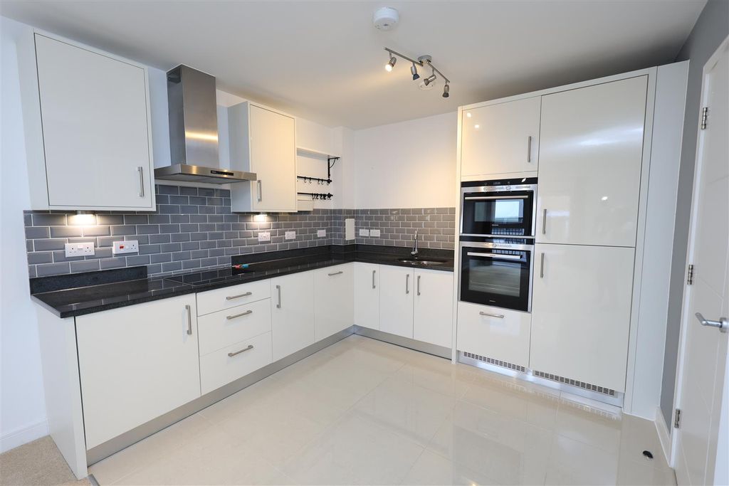 Property photo 2 of 18 Kitchen