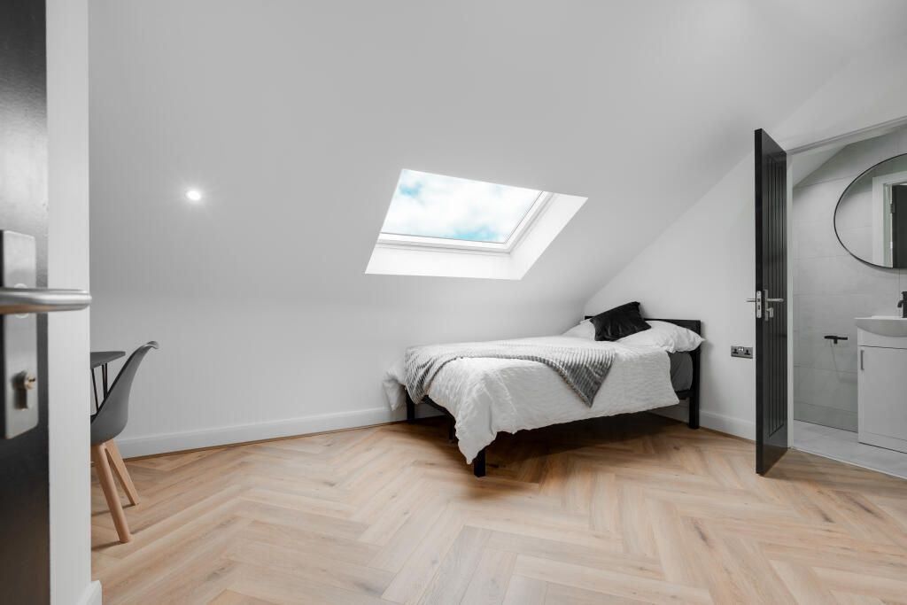 Property photo 2 of 14 Bright, Spacious Master Bedroom With A Large Skyli...