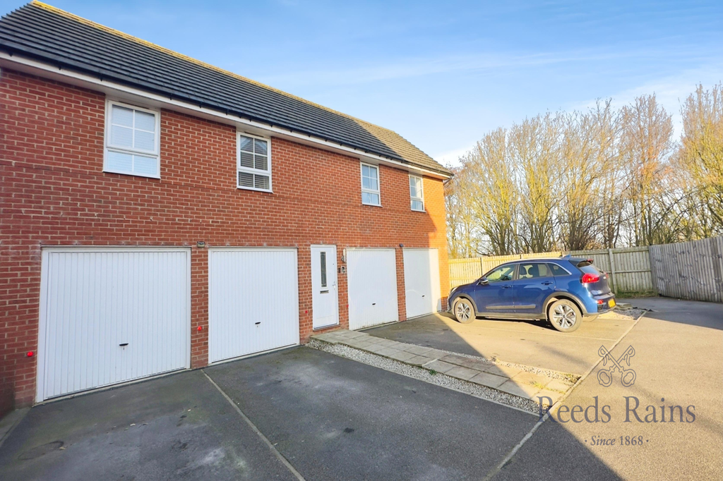 Property photo 2 of 14 Garage