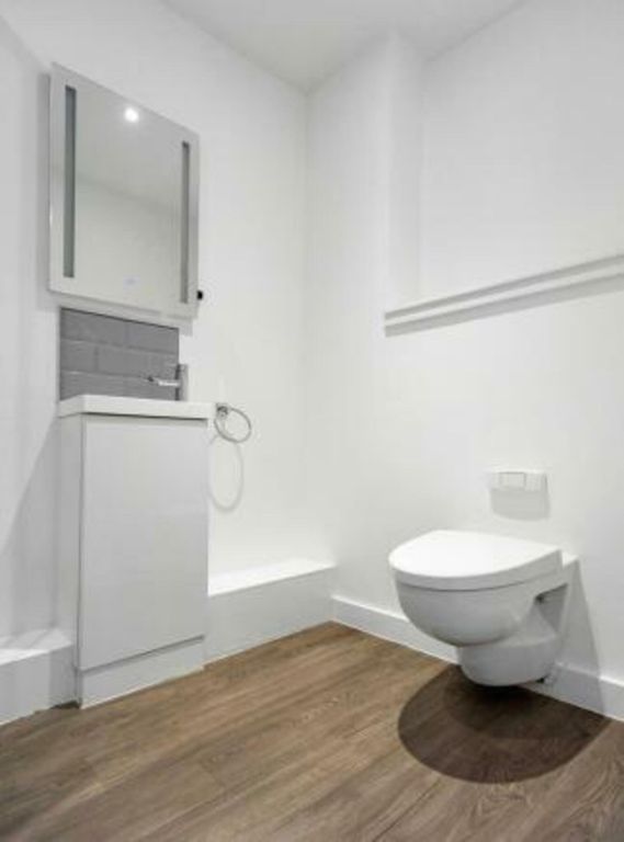 Property photo 3 of 7 Bathroom