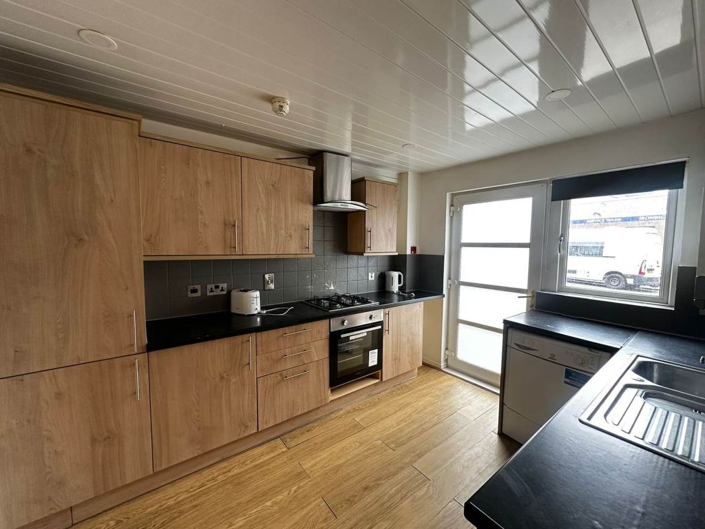 Property photo 3 of 16 Kitchen 2