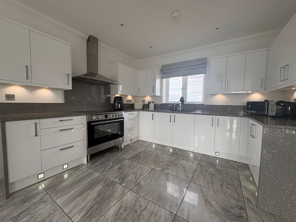Property photo 1 of 17 Kitchen