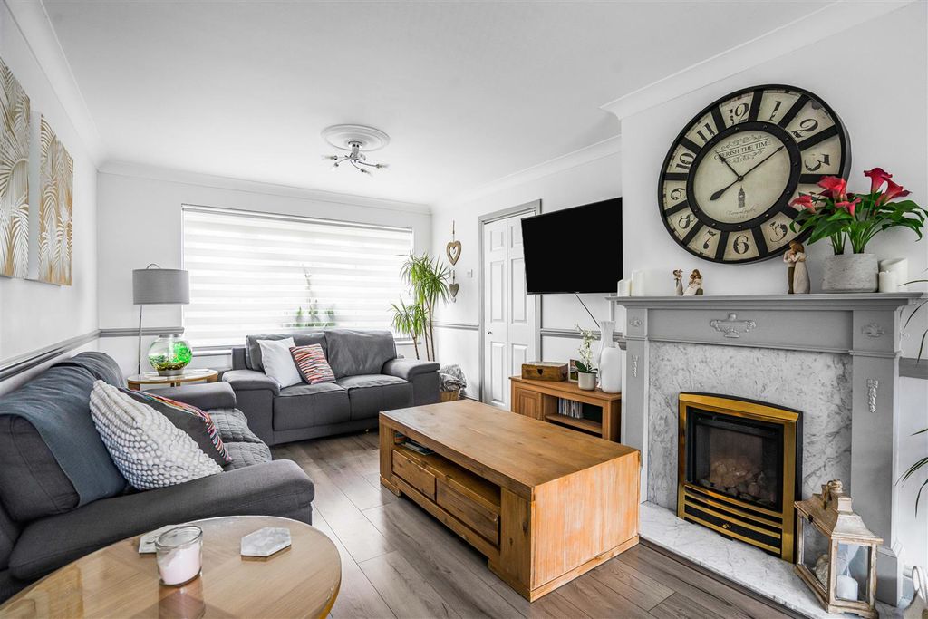 Property photo 2 of 17 Sitting Room