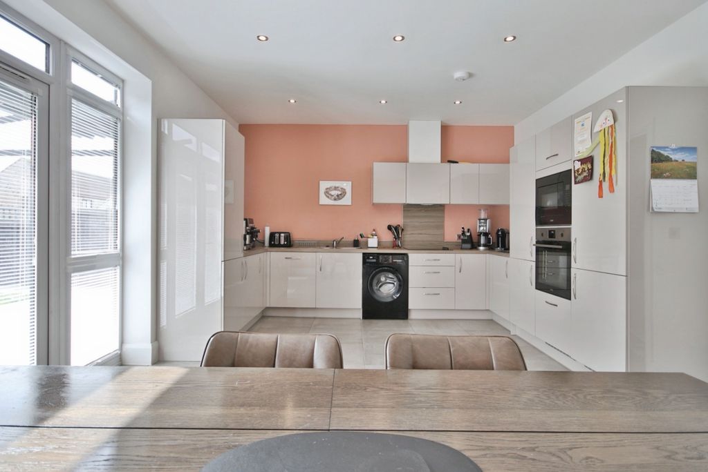 Property photo 2 of 15 4484583