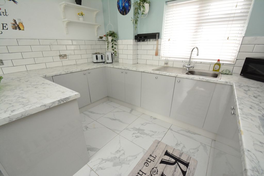 Property photo 3 of 13 Kitchen