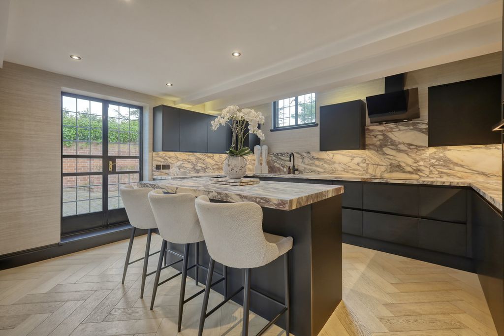 Property photo 2 of 35