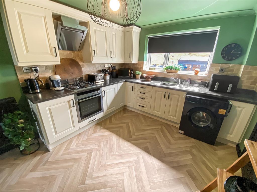 Property photo 1 of 11 Kitchen (1).Jpg