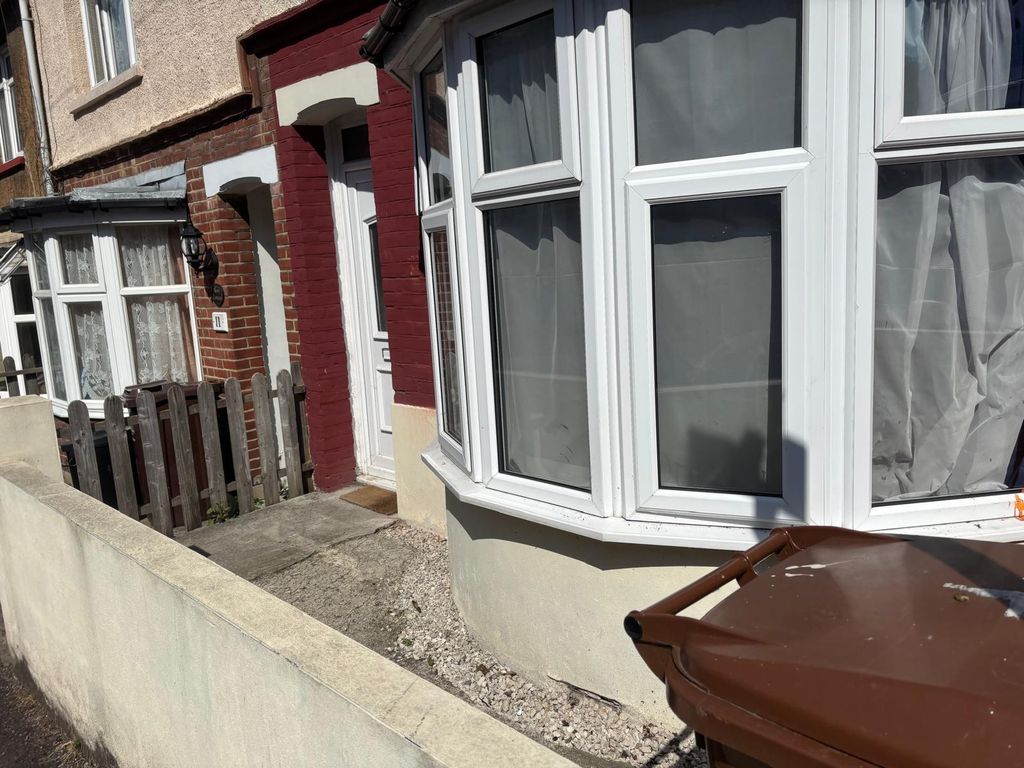 Property photo 1 of 21 2 Bed Terraced House To Rent Rochester Street, Chatham Me4