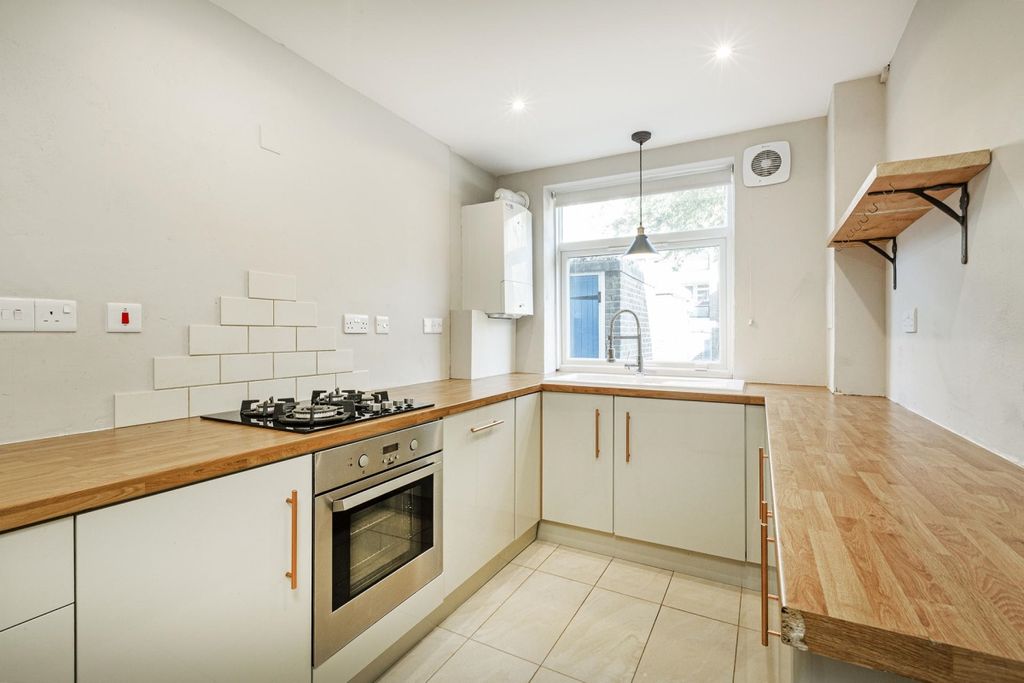 Property photo 3 of 6 Kitchen