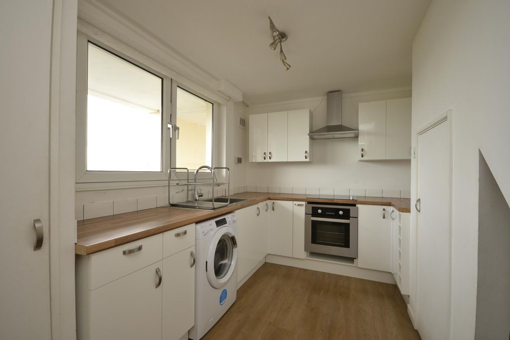 Property photo 3 of 9 Kitchen