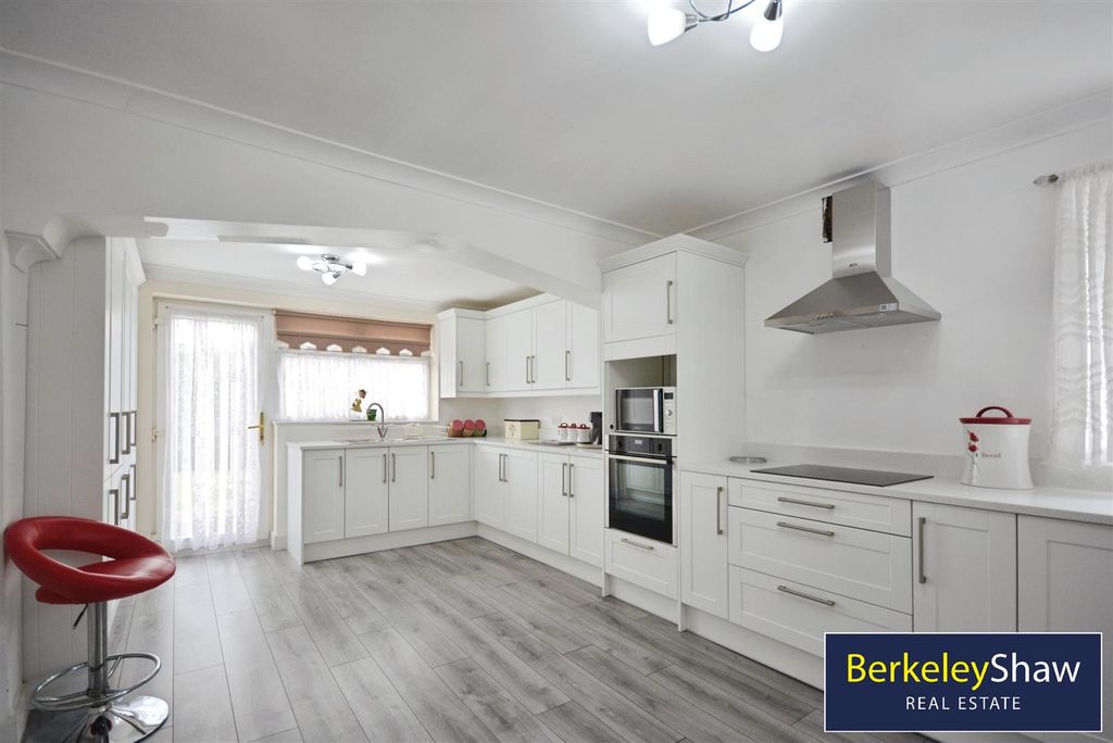 Property photo 2 of 19 Wren Kitchen