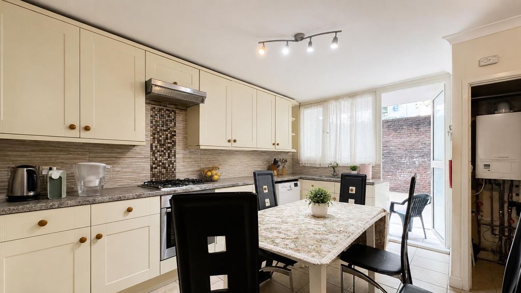 Property photo 2 of 11 340E3F84-8735-48B5-B28B-A6Eebd1d9F96.Png