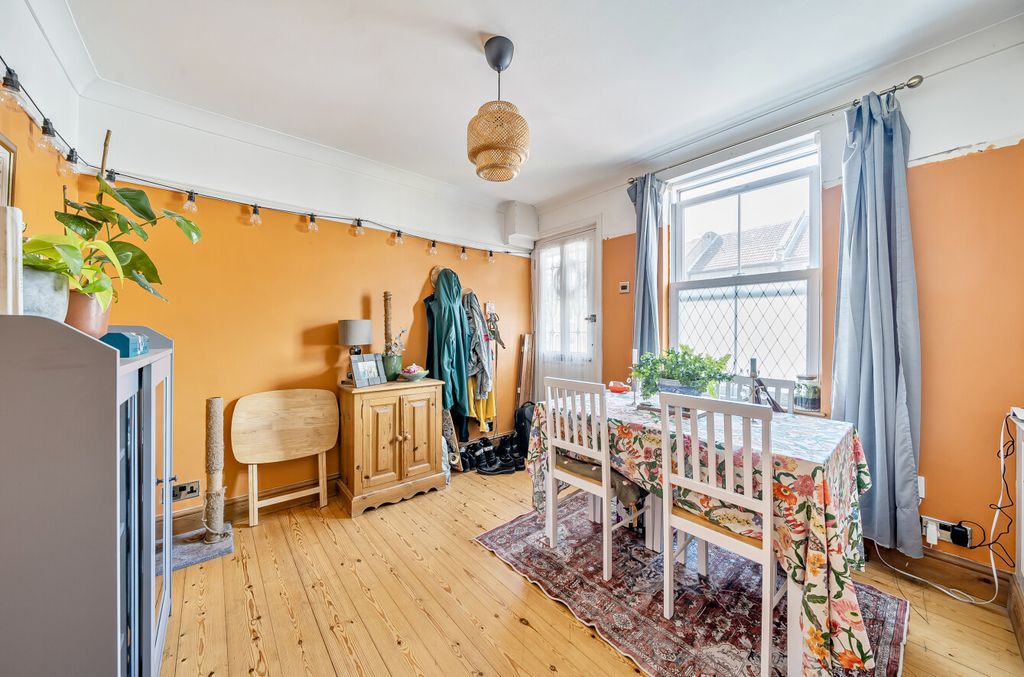 Property photo 2 of 21 Dining Room