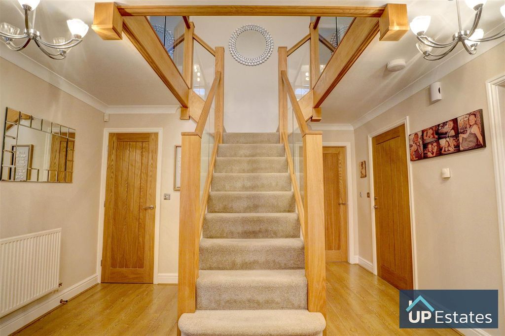 Property photo 2 of 43 Entance Hall