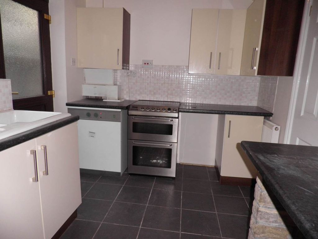 Property photo 2 of 10 Kitchen