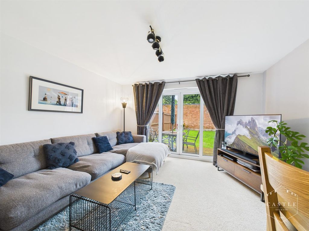 Property photo 3 of 14 Lounge