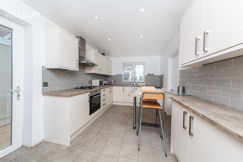 Property photo 1 of 11 Kitchen