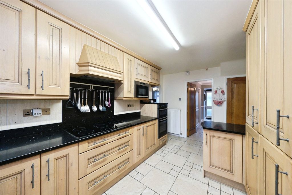 Property photo 3 of 21 Kitchen