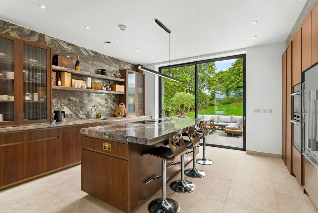 Property photo 2 of 28