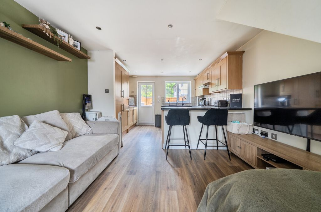 Property photo 3 of 12 15391378