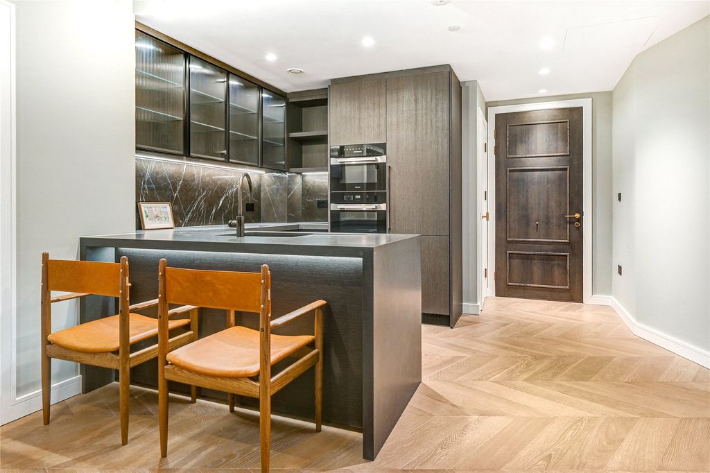 Property photo 3 of 11 Kitchen