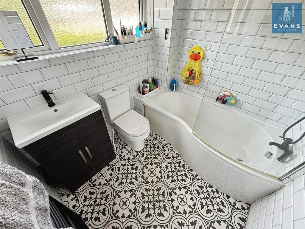 Property photo 3 of 17 Refitted Family Bathroom