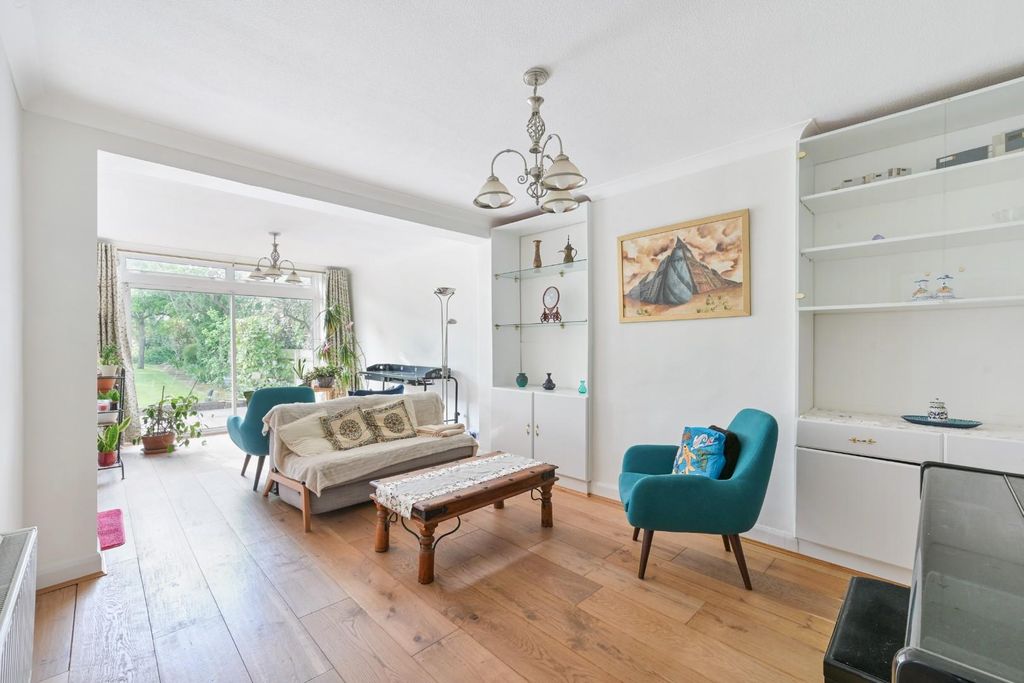 Property photo 2 of 21 Thorndon Gardens