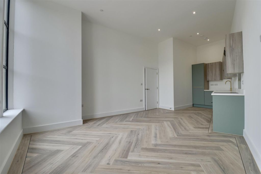 Property photo 2 of 16 F4F0E5Dd-1E5F-496B-97D6-B92D0Fef4B42_1_201_A.Jpeg