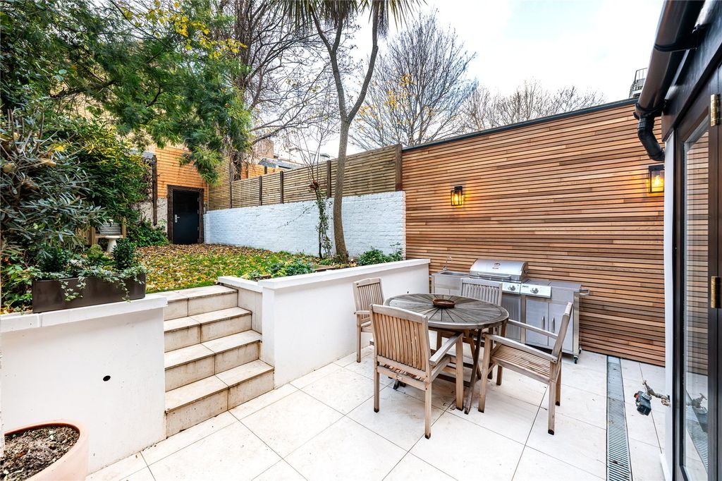 Property photo 2 of 11 Garden