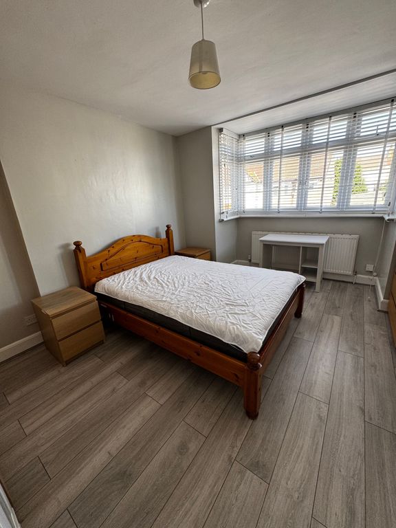 Property photo 1 of 10 Fully Furnished Large, Double Bedroom With Bright Bay Windows