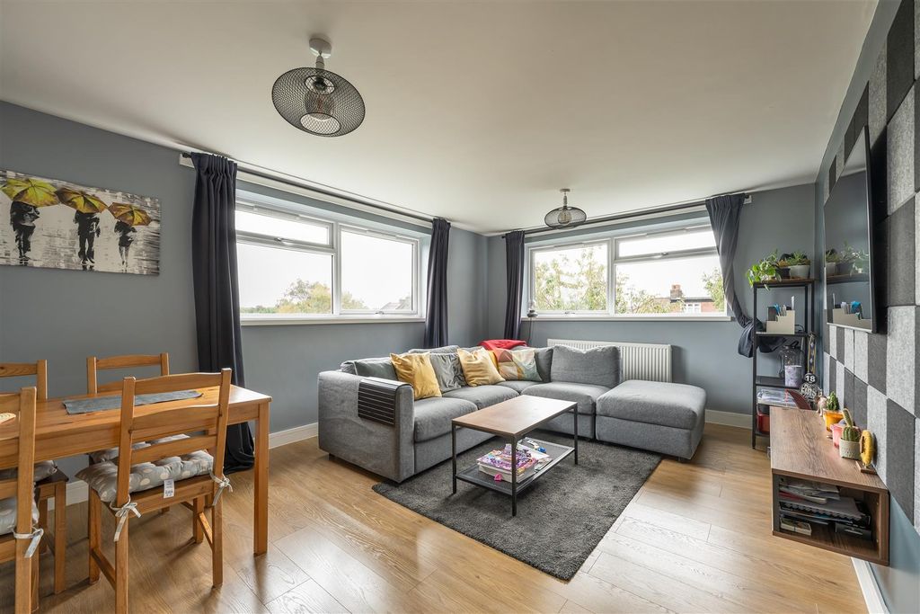 Property photo 1 of 18 Lynwood Close, E18