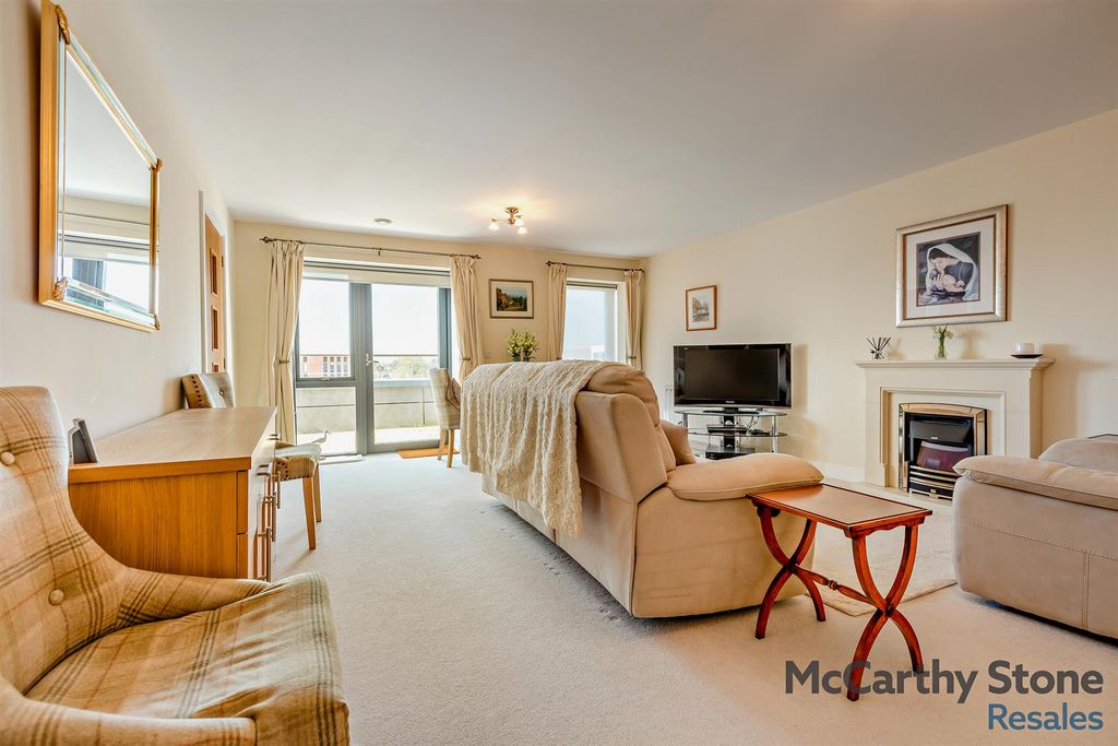 Property photo 3 of 18 Living Room