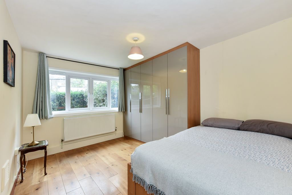 Property photo 3 of 16 82 Parkside Estate (1)