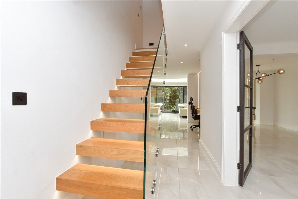 Property photo 3 of 19 Entrance Hall