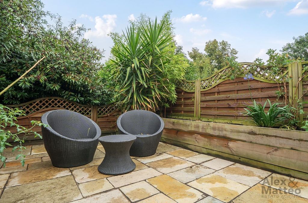 Property photo 3 of 15 Tarragon Close