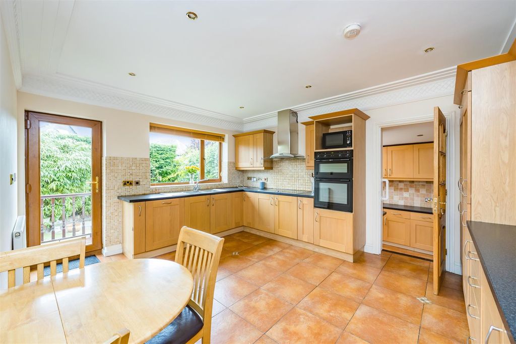 Property photo 3 of 24 Kitchen / Breakfast Room