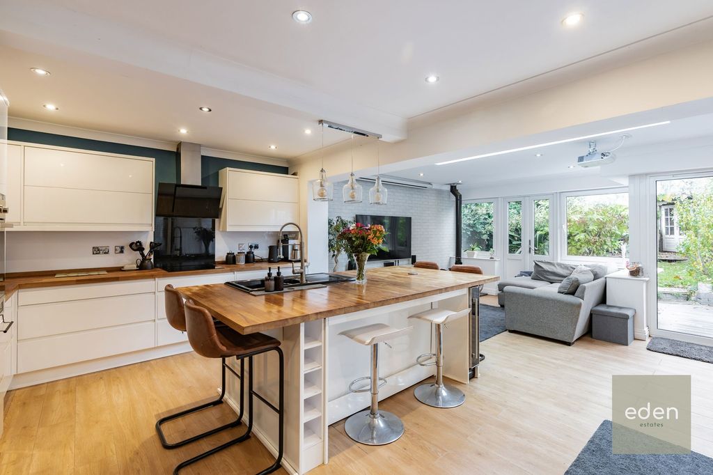 Property photo 2 of 25