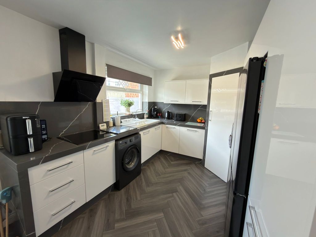 Property photo 3 of 13 Fc8B0F06-Fd8c-42B7-97Bb-3Bc077B5E46B