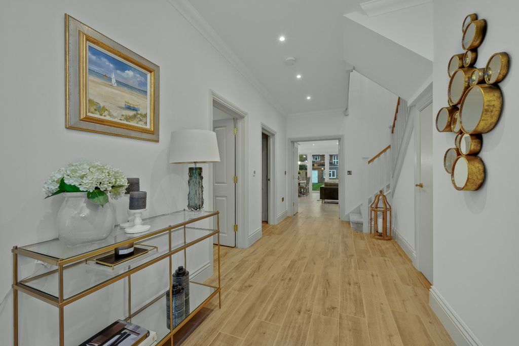 Property photo 2 of 22 Entrance Hall