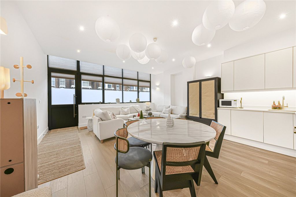 Property photo 3 of 13 Reception/Kitchen