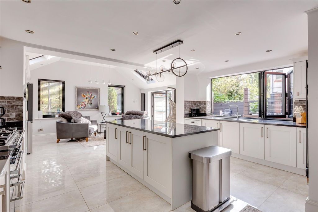 Property photo 3 of 67 28 Blundellsands Road West_26.Jpg